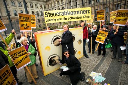 Steuerabkommen: SPD-Länder legen sich auf Nein fest / Bündnis begrüßt klare Festlegung / Protest vor dem Bundesrat mit großem Käsestück / „Abkommen ist löchrig wie ein Schweizer Käse“ (BILD)