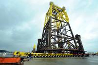 Stahlkoloss für Trianel Windpark Borkum verladen