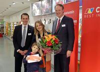 Düsseldorfer dm-Kundin gibt zwanzigmillionstes CEWE FOTOBUCH in Auftrag