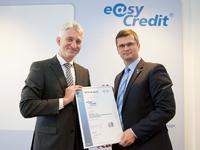 Gelebte Kundenbegeisterung: DQS zeichnet easyCredit für die erfolgreiche Umsetzung der DIN SPEC 77224 aus