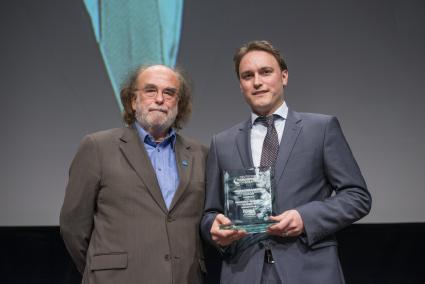 DEUTSCHER FONDSPREIS 2013 für ÖKOWORLD ÖKOVISION CLASSIC / FONDS professionell, die FAZ und das Institut für Vermögensaufbau vergeben DEUTSCHEN FONDSPREIS an ÖKOWORLD. (BILD)