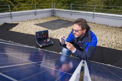 TÜV Rheinland und die Mannheimer Versicherung AG: Partnerschaft für mehr Qualität in der Solarbranche / Installationsqualität bei Anlagen kleiner und mittlerer Größe sicherstellen (BILD)