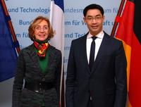Nicole Bricq und Dr. Philipp Rösler vereinbaren verstärkte Zusammenarbeit in der Handelspolitik