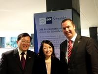 Treffen mit Wirtschaftskonsul Tao Bailiang und Wei Li IHK international bei der IHK Schwaben
