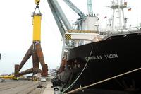 Kranschiff STANISLAV YUDIN lädt Tripods in Bremerhaven
