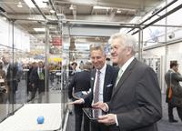 Ministerpräsident Winfried Kretschmann besucht Festo Stand Ministerpräsident Winfried Kretschmann besucht Festo Stand