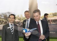 EU-Kommissar Günther Oettinger auf dem Festo Stand