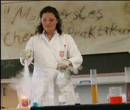 Minimax fördert Nachwuchsforscher: Chemieunterricht an Grundschule in Reinfeld