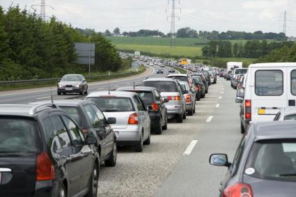 Ruhepause auf Rädern: 35 Prozent der Autofahrer dösen im Stau (BILD)