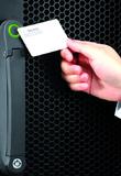 Du kommst hier nicht rein: Smartcard-Zugangskontrolle am Serverschrank und rigide Türverriegelung bei unbefugtem Rack-Zugriff