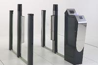 Vereinzelungsschleuse eGate® Control mit integrierter PCS Handvenenerkennung für schnelle und hochsichere Personenprüfung