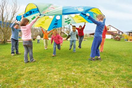 Betreuungsschlüssel: Masse statt Klasse / Geht der Kita-Ausbau auf Kosten der Qualität? / Ein Beitrag der JAKO-O Initiative „Lasst Kinder einfach Kinder sein“ zum neuen Kinderförderungsgesetz (BILD)