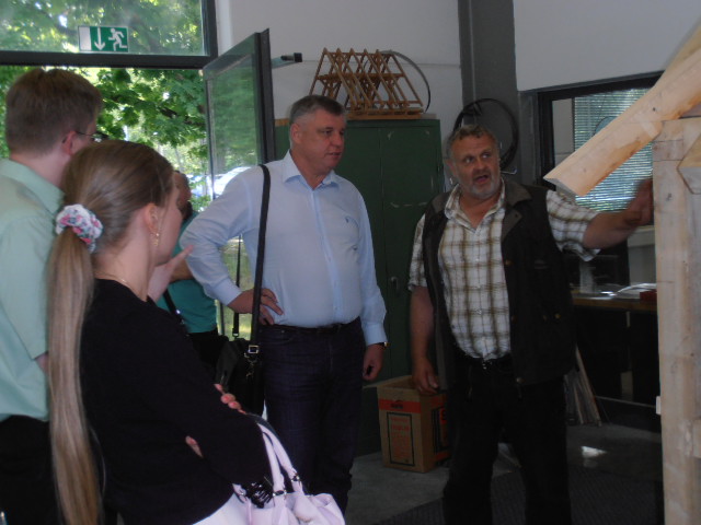 Ukrainische Delegation besucht die Zimmererausbildung im FBZ