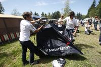 Dankeschön an die Fans: BMW DTM-Fahrer auf dem Campingplatz am Nürburgring