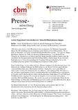 Gudrun Kopp nimmt Unterschriften der Christoffel-Blindenmission entgegen