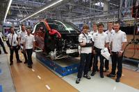 BMW DTM-Fahrer besuchen BMW Werk Leipzig