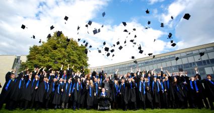 Informatik: Hasso-Plattner-Institut feiert neun Absolventen mit Traumnote 1,0 / Beste IT-Nachwuchsingenieure Deutschlands (BILD)