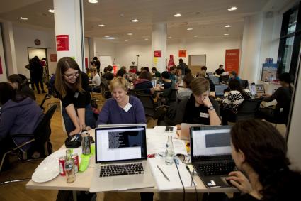 Größter Hackathon für Frauen in Berlin gestartet /
Über 100 Teilnehmerinnen aus zehn Ländern entwickeln technische Lösungen für einen besseren Alltag (BILD)