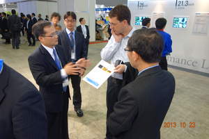 ITRI und Komori geben Einzelheiten zur auf der FDP International 2013 in Yokohama ausgestellten 7-in-1-Präzisions-Walze-zu-Walze-Drucktechnik bekannt