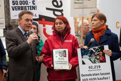 LobbyControl und Campactübergeben 100.000 Unterschriften an Innenminister Friedrich und SPD-Verhandlungsführer Oppermann / Obergrenze für Parteispenden und klare Regeln für Lobbyisten gefordert (FOTO)